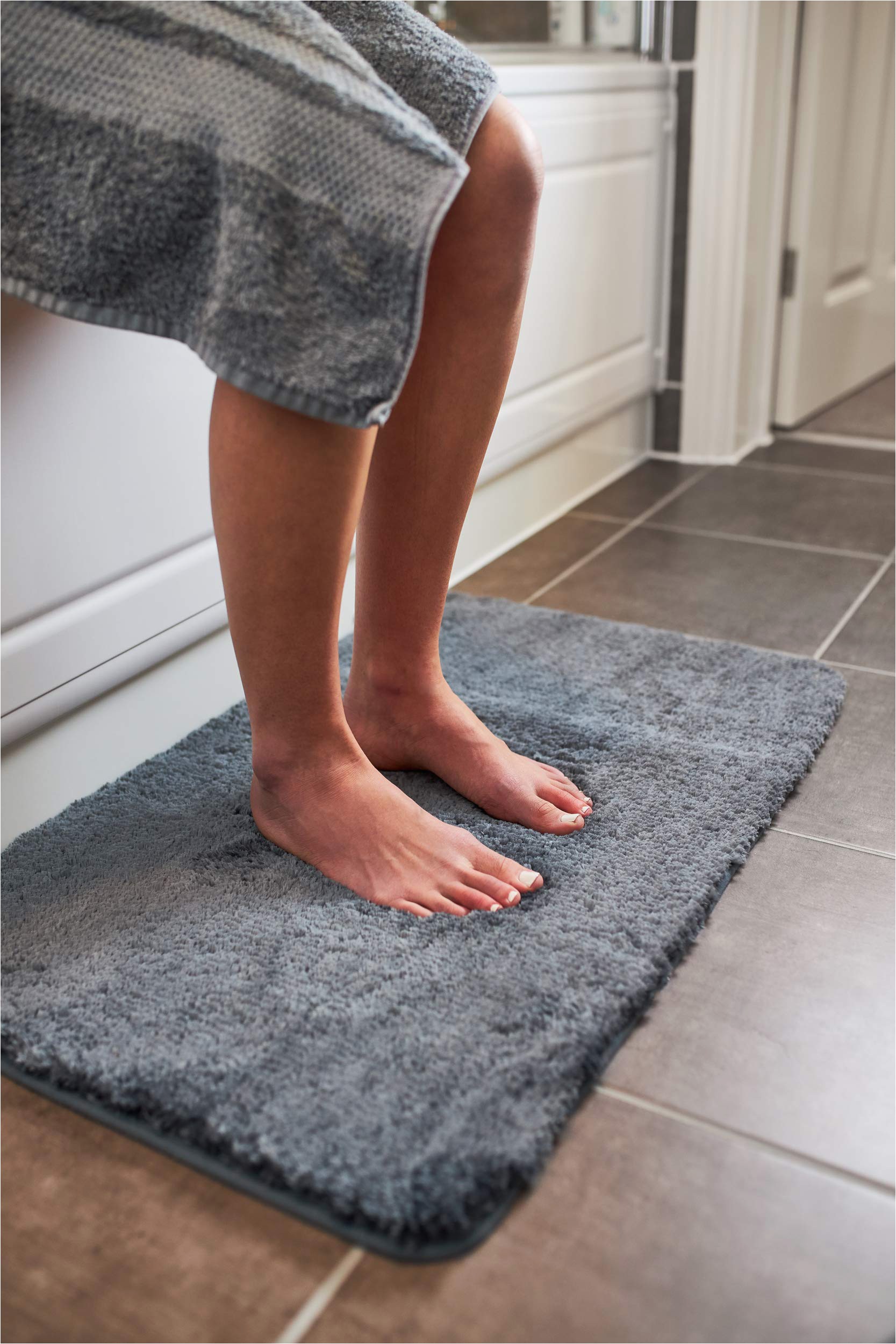Bathroom Rugs Cut to Size Luxury Grey Bath Mat Microfiber Non Slip Bath Rug with Super soft Absorbent Dry Fast Design for Bath and Shower