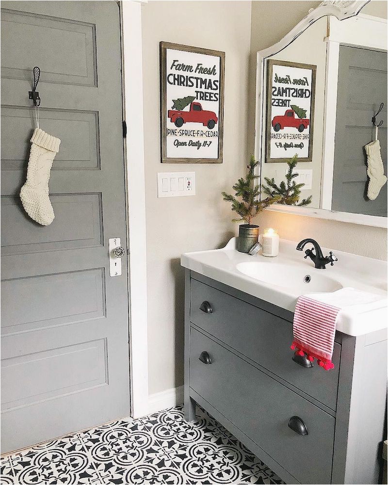 Christmas Bathroom Rugs and towels 15 Brilliant Christmas Bathroom Decor Ideas