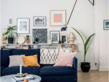Rugs that Go with Blue Couch En Familie Har Sat Dr¸mmen Om at Bo On Landet On Standby