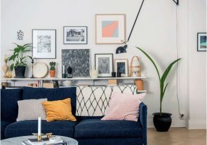 Rugs that Go with Blue Couch En Familie Har Sat Dr¸mmen Om at Bo On Landet On Standby